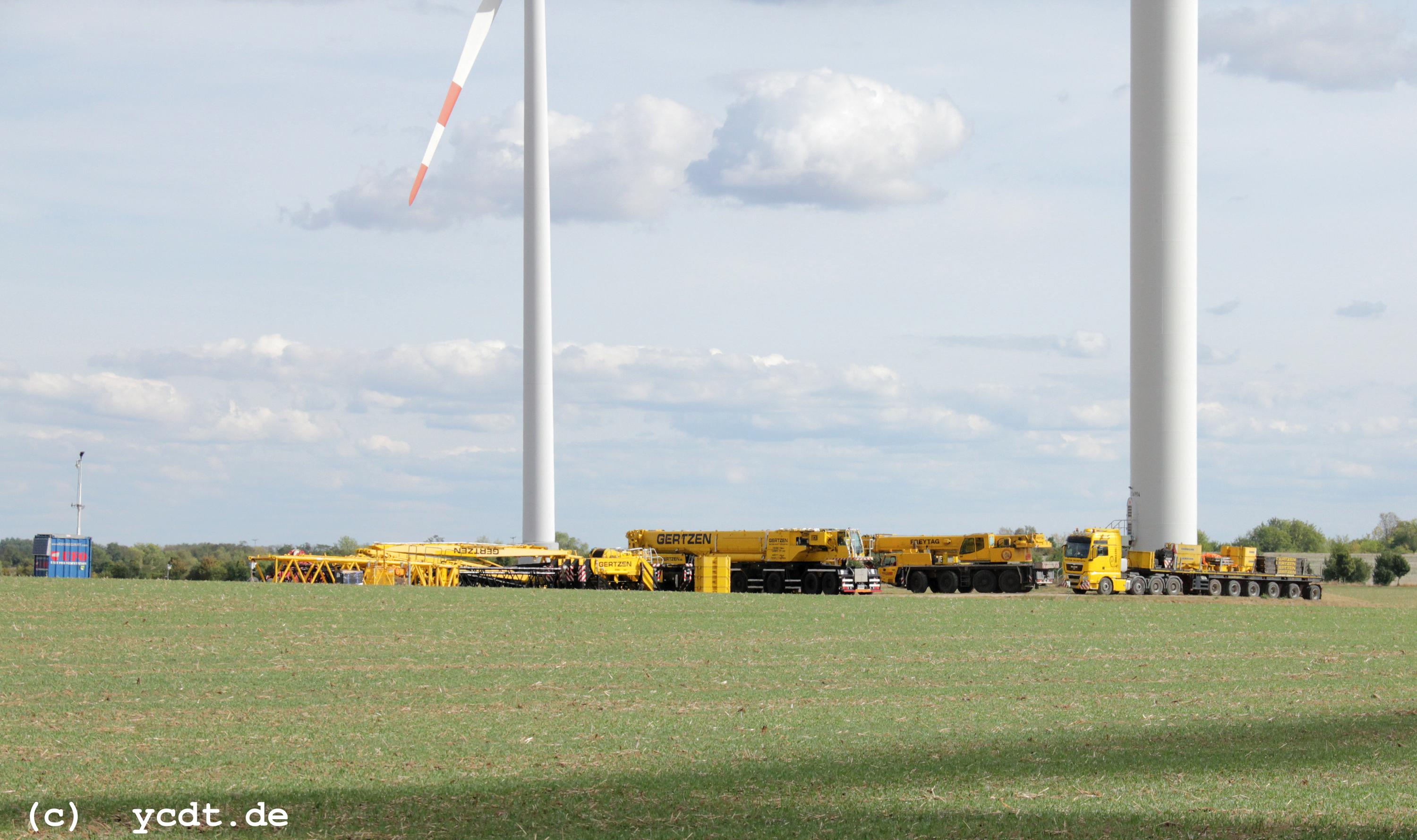 Reparatur Windrder im Windpark Arneburg/Elbe 08/2022,
  Kraneinsatz, 