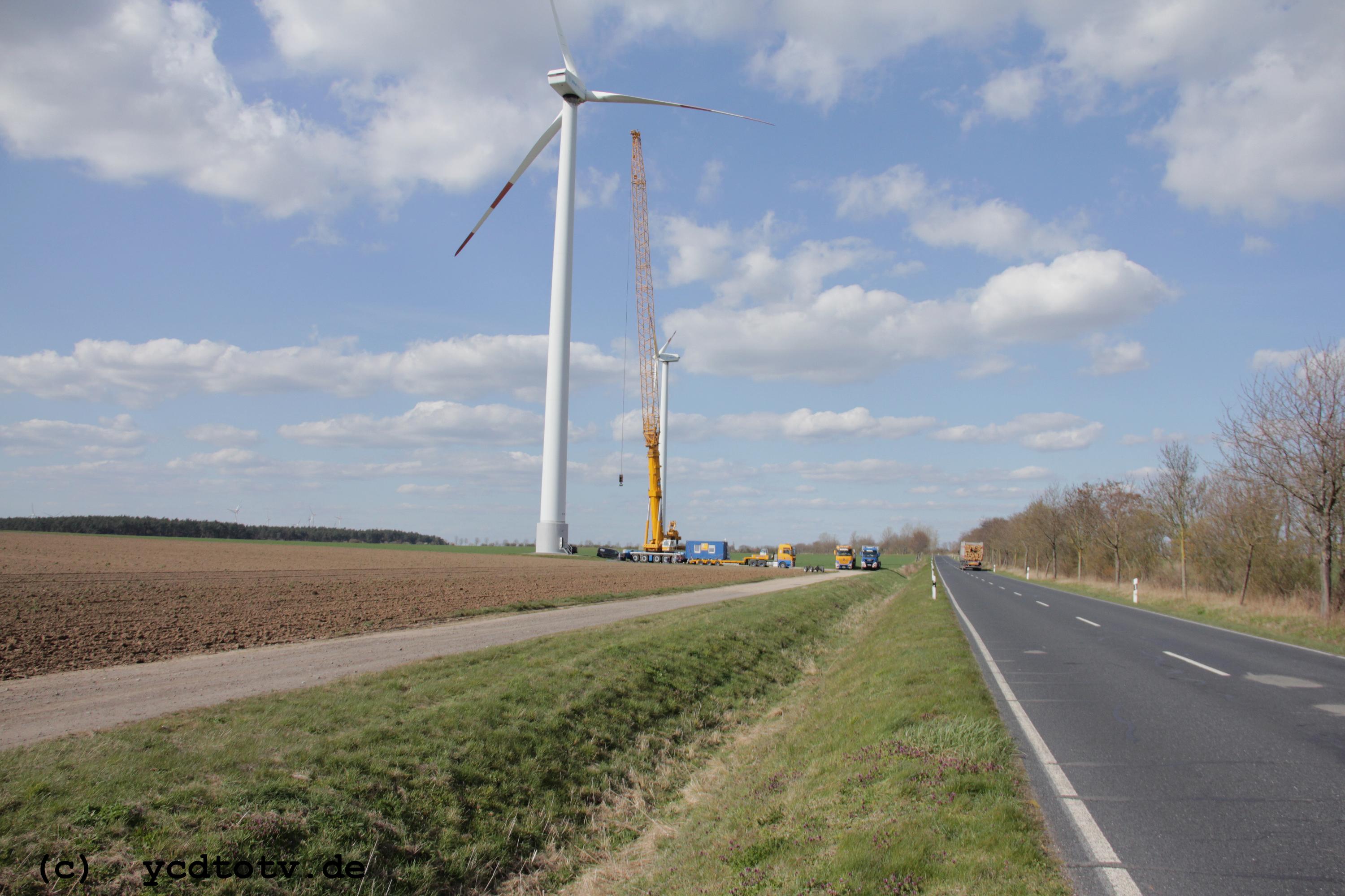 Reparatur Windrder im Windpark Arneburg/Elbe 04/2022,
  Kraneinsatz, 